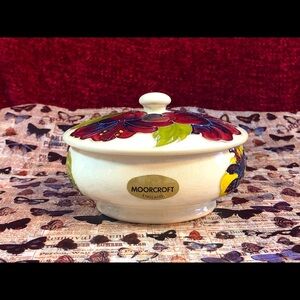Moorcroft 4.75” Hibiscus Covered Bowl w/Paper Label